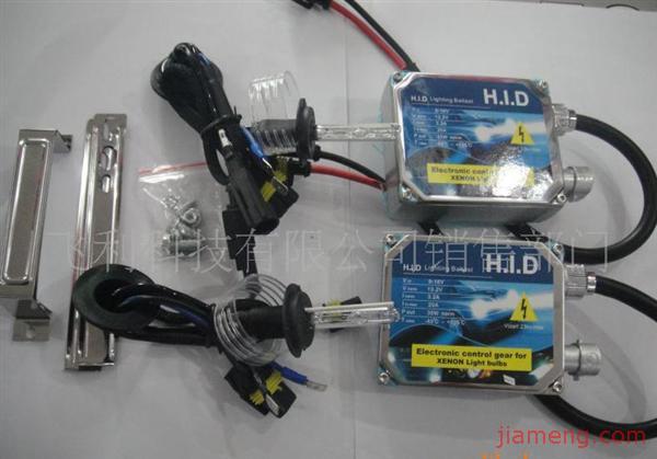 HID氙气灯安装方 HID灯是电弧发光,永无断丝问题。 HID的耗电量只需35W,其发光度为卤素灯的3倍,寿命是卤素灯的5倍。 HID发光的颜色和强度接近于日光。 氙气大灯安装 1、检测车灯的型号是否与本车相符。 2、把原车灯拆下; 3、拆去原线路的接线,在适当的位置用开孔器开一个直径25毫米的孔,用于氙气灯线的引进; 4、拆开氙气灯安全筒; 5、装上氙气灯泡并扣紧,高压线由开孔引出,再将高压线上的防水胶圈护住开孔,防止水和尘土进入大 灯。 6、将安定器固定在适当的位置; 7、接上灯泡和安定器高压线(插